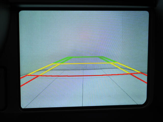 純正バックカメラを装備しています。輪止めがある駐車場などでも安心して後退ができます。また、パーキングセンサーも装備しておりますので、駐車時における見えない障害物も音で知らせてくれます。