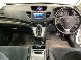 車内は光触媒抗菌消臭施工済です。インパネ周りはスタイリッシュなデザインです。グローブボックスやカップホルダーのほかにトレーなどたくさんの収納スペースが付いています。