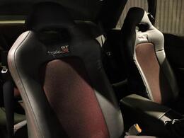 運転席/助手席ともにシートカバー装着になります。