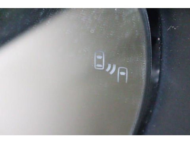 BSM（ブラインドスポットモニター）を装備。　隣の車線を走る車両が死角エリアに入ると、ドアミラーのインジケーターが光ってお知らせ！