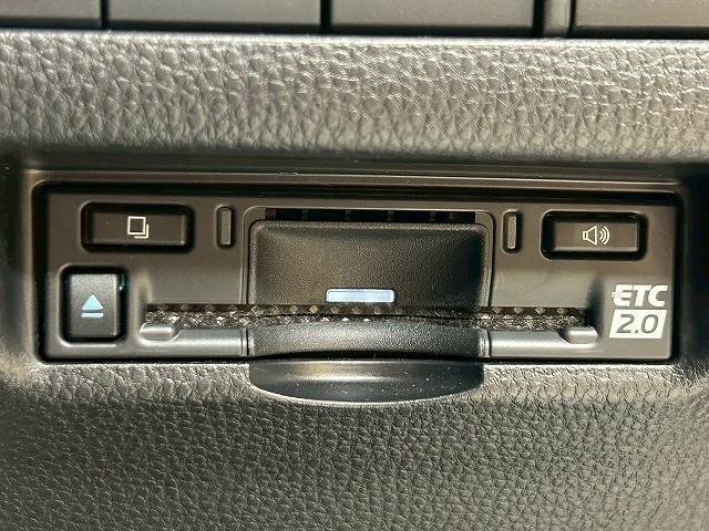 【ETC車載器】を装備しておりますので、ご納車直後からの遠距離ドライブも可能です。土日の利用料金の割引や、朝夕の通行料金を割引料金で高速道路をお楽しみいただけます。