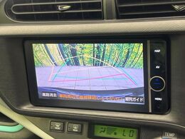 【バックカメラ】駐車時に後方がリアルタイム映像で確認できます。大型商業施設や立体駐車場での駐車時や、夜間のバック時に大活躍！運転スキルに関わらず、今や必須となった装備のひとつです！