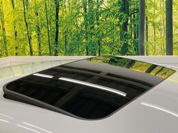 【サンルーフ】開放感たっぷりの希少装備、サンルーフが装着されています！車内に明かりを取り入れたり景色を楽しむ以外にも、車内の空気も簡単に換気できて快適です！