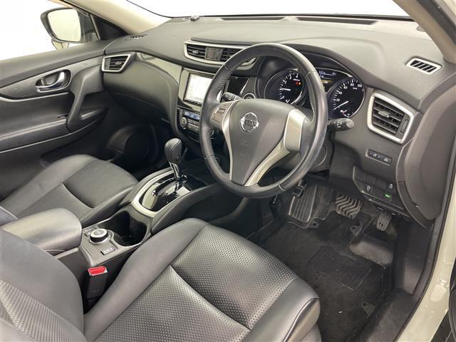 【運転席】座り心地が良いシートなので長時間の運転でも快適にお過ごしいただけます。新品のフロアマットのご注文も可能です。掲載箇所以外にご希望の写真がございましたらお気軽にお問い合わせ下さい。