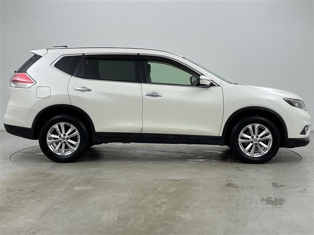 【右】商談ルームには「キッズスペース」を完備しています。DVD、ブロック、絵本、おままごとセット。お子様連れでも、ゆっくりとお車をお選びいただけます！