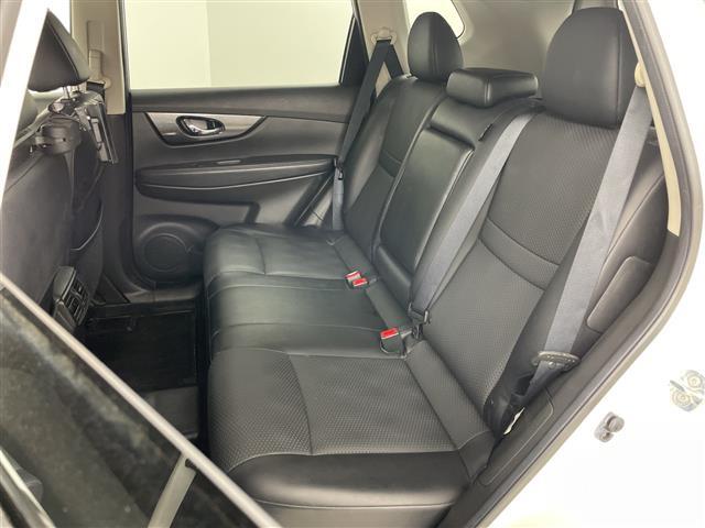 【後部座席】後席もゆったりドライブを楽しめます。内外装はプロこだわりのクリーニングで清潔なおクルマでご納車させていただきます！店舗での現車確認も承っています！