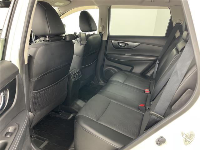 【後部座席】後席もゆったりドライブを楽しめます。内外装はプロこだわりのクリーニングで清潔なおクルマでご納車させていただきます！店舗での現車確認も承っています！