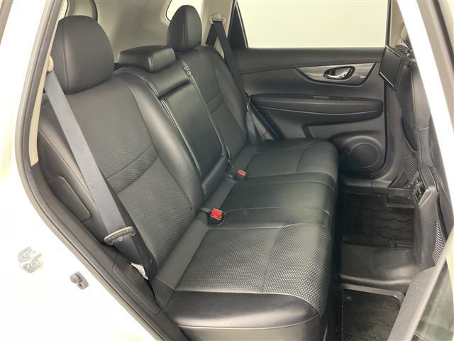 【後部座席】後席もゆったりドライブを楽しめます。内外装はプロこだわりのクリーニングで清潔なおクルマでご納車させていただきます！店舗での現車確認も承っています！