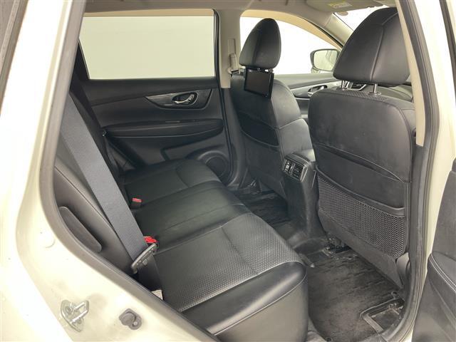 【後部座席】後席もゆったりドライブを楽しめます。内外装はプロこだわりのクリーニングで清潔なおクルマでご納車させていただきます！店舗での現車確認も承っています！