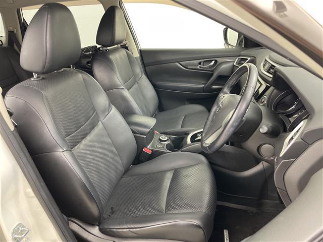 【運転席】座り心地が良いシートなので長時間の運転でも快適にお過ごしいただけます。新品のフロアマットのご注文も可能です。掲載箇所以外にご希望の写真がございましたらお気軽にお問い合わせ下さい。