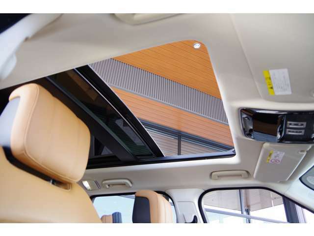 後席まで広がる開放感のあるパノラミックスライディングルーフは車内空間を充実させてくれます♪室内の空気を少し入れ替えたい場合はチルトすることも可能です♪