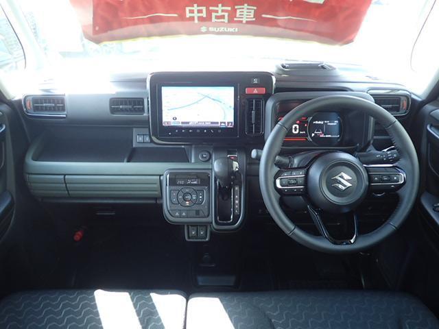 レッドを基調とした遊びゴコロあるインパネ。欲しい情報をフロントガラスへ映す【ヘッドアップディスプレイ】、安全運転に貢献します！