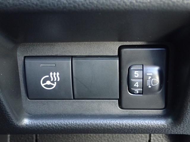 冷えた手を素早く温めることが出来る【ステアリングヒーター】。