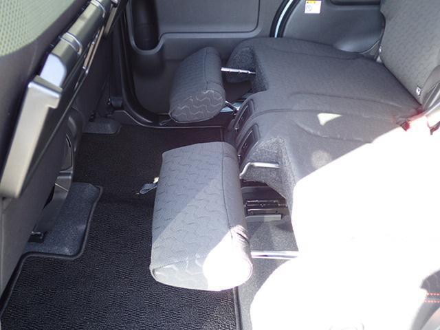 足元の位置や角度を調節することで、足を伸ばしたり荷物の落下防止といった様々な機能を活用できる【マルチユースフラップ】