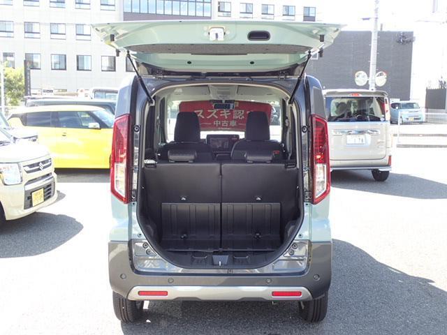 バックドアは上開き跳ね上げ式で、開口も広め！レジャーやショッピングの荷物も積みやすそうですね！