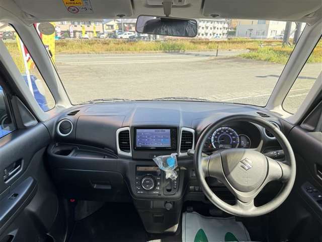 視界が広く運転しやすい室内