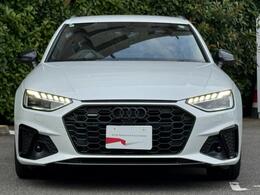 Audiデザインの特徴であるシングルフレームグリルが存在感を主張します。