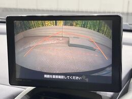 【バックカメラ】駐車時に後方がリアルタイム映像で確認できます。大型商業施設や立体駐車場での駐車時や、夜間のバック時に大活躍！運転スキルに関わらず、今や必須となった装備のひとつです！