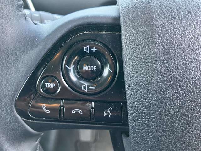 【ステアリングスイッチ】運転中、前方から目線をそらすことなく、オーディオ等の操作が可能な便利機能！