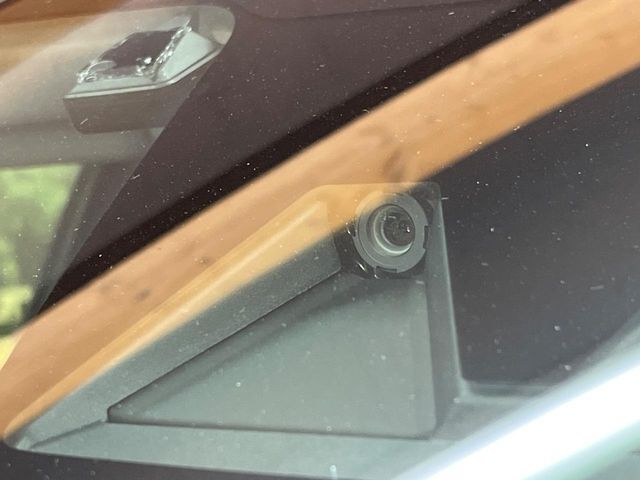 【スマートアシスト】走行中に前方の車両等を認識し、衝突しそうな時は警報とブレーキで衝突回避と被害軽減をアシスト。より安全にドライブをお楽しみいただけます。