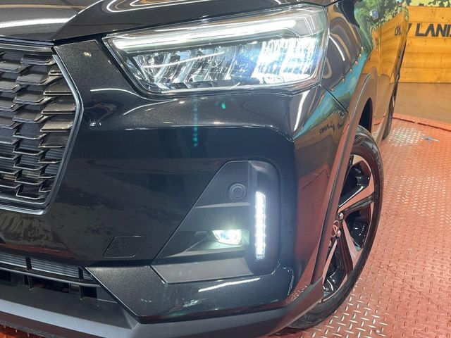 【LEDヘッドライト】悪天候や夜間走行時も良好な視界を確保し安心して運転できる高輝度LEDヘッドライトを装備！点灯速度が早く、消費電力も抑えられています。