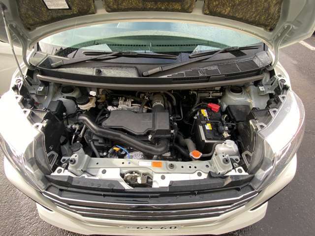 綺麗で整備の行き届いたエンジンルーム。