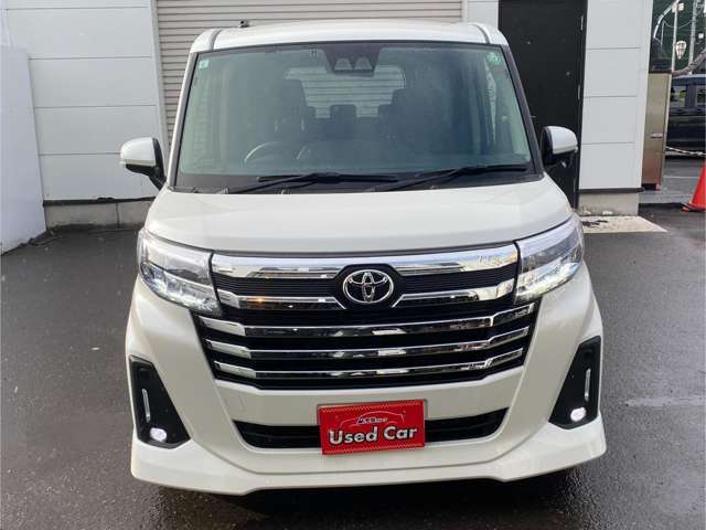 明るく視界性の良い純正LEDヘッドライトにフォグランプ装備です。