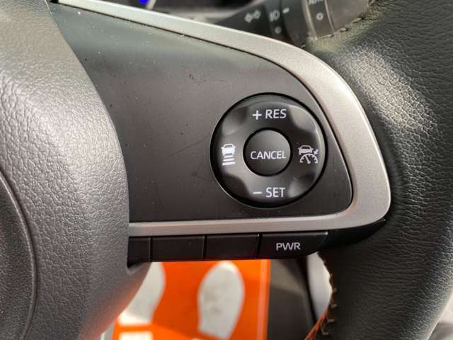 追従機能付きのクルーズコントロール装備です。