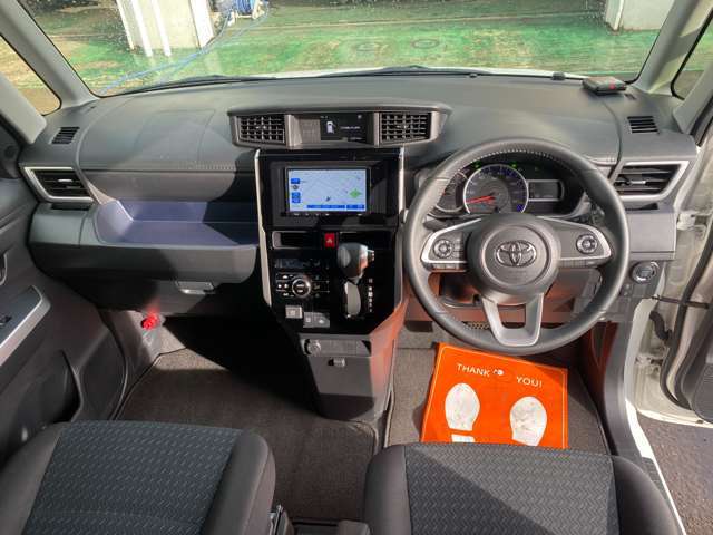 ブラック基調の落ち着いた室内です。