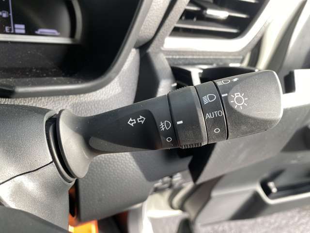 暗くなると自動でヘッドライトが点灯するオートライト装備です。