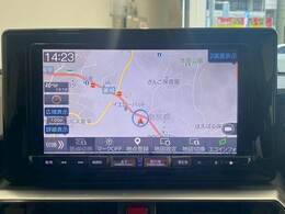 【社外ナビ】FM・AMラジオやブルートゥース接続など多彩な機能を併せ持っており、インパネ周りがすっきりしてますね！追加オプションでナビ機能やフルセグTV、DVD再生なども可能です。