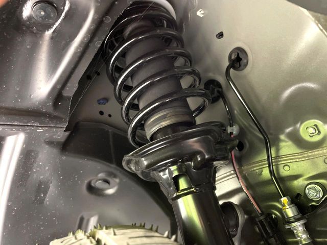 お車を安心してお乗りいただく為には、足回りの定期点検が欠かせません。サービスサポート（有償保証）では無料点検もご提供しており、安心のカーライフをお過ごしいただけるサポート体制が整っています。