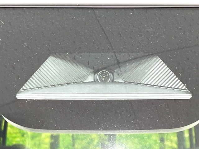 【ホンダセンシング】走行中に前方の車両等を認識し、衝突しそうな時は警報とブレーキで衝突回避と被害軽減をアシスト。より安全にドライブをお楽しみいただけます。