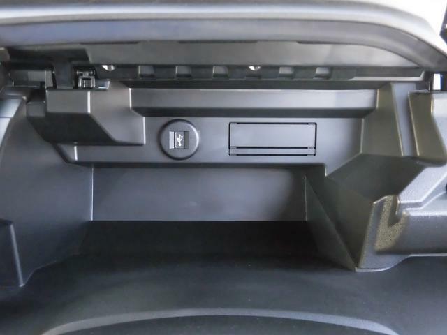 運転席ステアリング奥側には『インパネアッパーボックス』があります！！スズキ純正ビルトインETC取付専用スペースはこちらにあります。あわせてスズキ純正ナビ取付すると使用できる『USBソケット』も装備！！