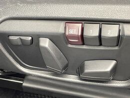 ●メモリー付きパワーシート：あなたに合わせたシートポジションが2つまで登録可能！フルパワーシートだから座席調整も楽々♪お好みのシートポジションで、ストレスないドライブをお楽しみください。