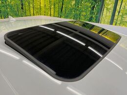 【ムーンルーフ】開放感たっぷりの希少装備、ムーンルーフが装着されています！車内に明かりを取り入れたり景色を楽しむ以外にも、車内の空気も簡単に換気できて快適です！
