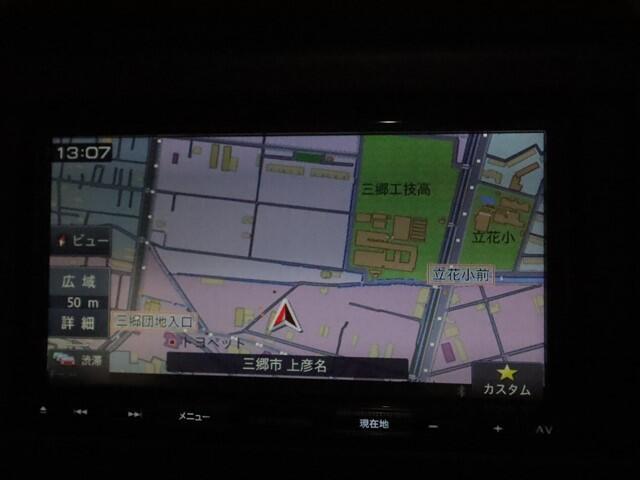 当店は夜間でも明るいライトの下ではっきりとクルマの状態を確認することが出来ます。事前にご連絡頂ければ待つことなくスムーズにご覧頂けます。聞いて、見て、触って、乗って選ぶ事が出来る販売店です♪