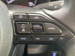 【レーダークルーズコントロール】高速道路での長距離走行が楽に！！自動で速度を保つクルーズコントロールが、衝突軽減システムと連携し、前方の車両を感知して車間を保つように速度調節してくれます！！