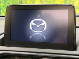 【マツダコネクト】車内の雰囲気にマッチした一体型タイプのディスプレイ。各種車輌設定やBluetooth再生等、様々な機能が楽しめます。専用SDカードのご購入で、ナビ機能も使用出来ます。