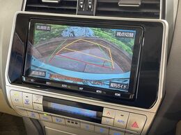 【バックカメラ】駐車時に後方がリアルタイム映像で確認できます。大型商業施設や立体駐車場での駐車時や、夜間のバック時に大活躍！運転スキルに関わらず、今や必須となった装備のひとつです！