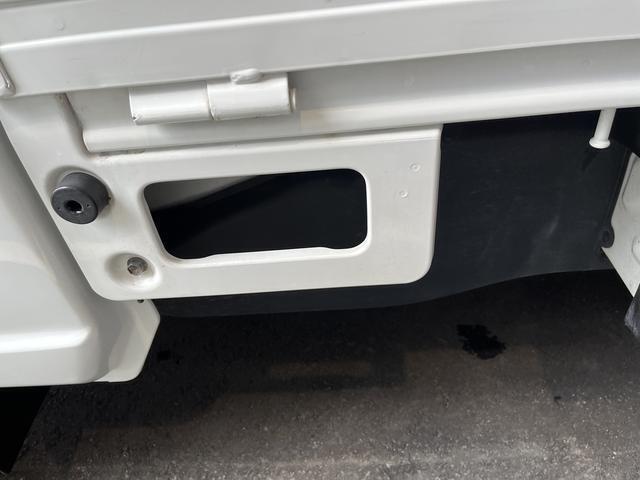 荷台に乗り込むのに使うステップです。