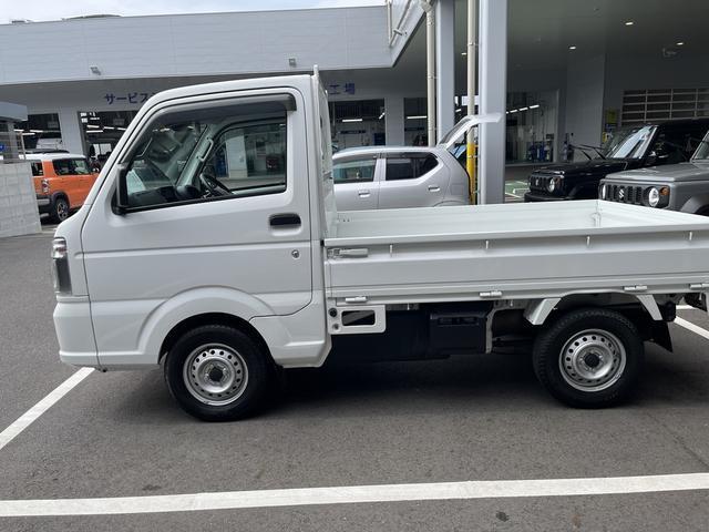 荷台はフラットで、アオリはロープフック付きで、積載能力は余裕です。