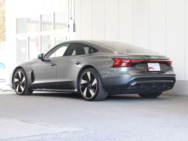 納車前の整備では100項目もの厳しい点検項目を実施し安全で安心できるAudiをお届けします。