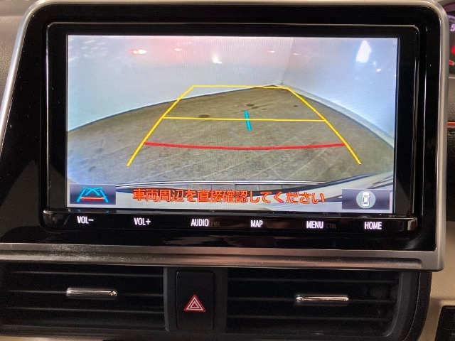 【バックカメラ】ギアをリバースに入れれば自動的にモニターが切り換わるので、車庫入れや後退確認がラクラク OKです！
