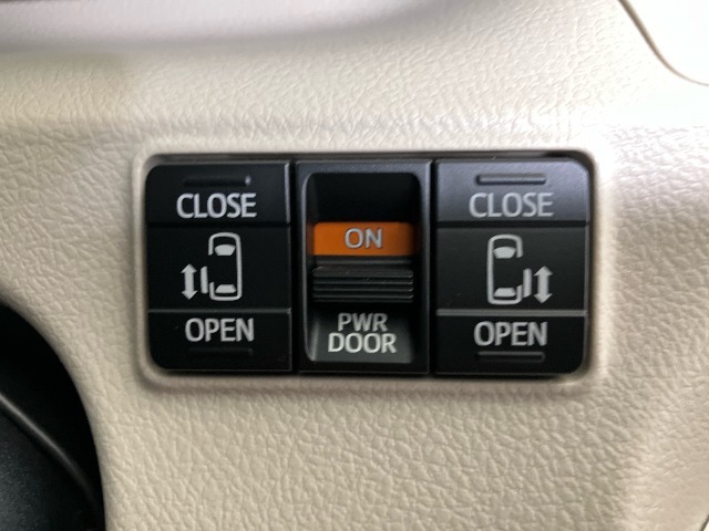 【両側パワースライドドア】両側が電動スライドドアになっております。狭い駐車場でのお子様の乗り降りの時などに安心です！