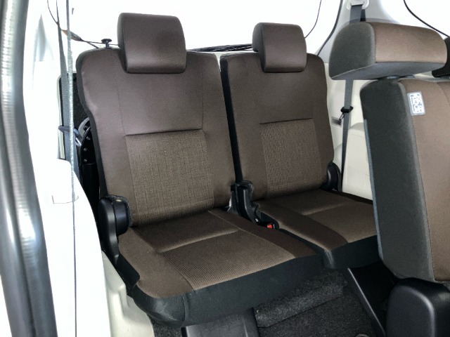 【3列目シート】3列目シートはミニマムサイズです。シートを収納すればラゲッジスペースとして活躍します！
