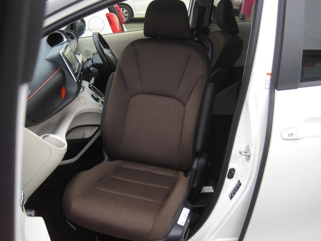【助手席回転チルトシート車】助手席に回転シートを備えております。シートが出迎えてくれますから、足腰の弱い人でもラクに乗り降りすることができます。