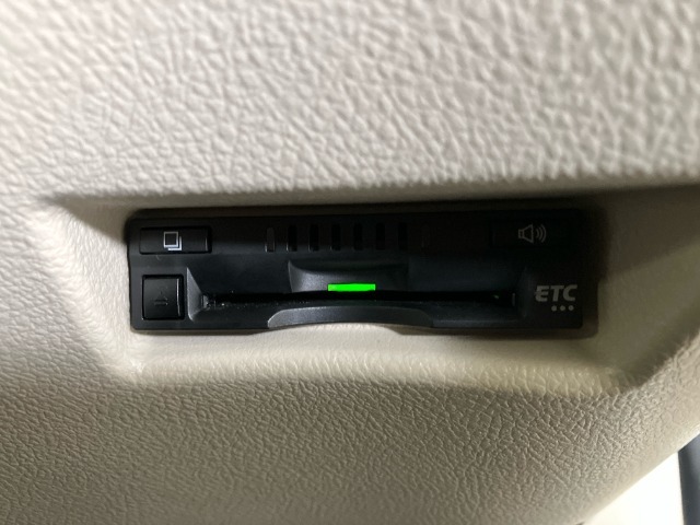 【ETC】便利なETC車載器も装備！高速道路の料金所もスムーズに通過できます。今や必須の装備ですね！お客様用にセットアップをしてのお渡しとなります！