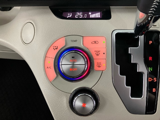 【フルオートエアコン】お好みの温度をセットするだけで、エアコンの風量などを自動でコントロールします。