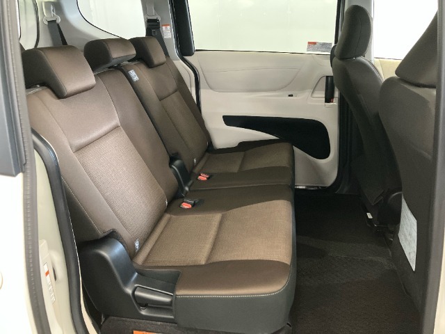 【後席スペース】リアシートの足元広々です。ゆったり空間でロングドライブも快適です！